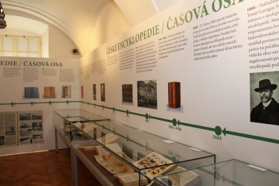 České encyklopedie v regále i pod lampou