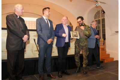 České encyklopedie v regále i pod lampou