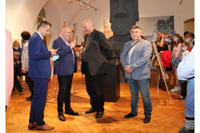 České encyklopedie v regále i pod lampou