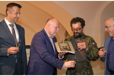 České encyklopedie v regále i pod lampou
