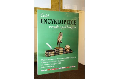 České encyklopedie v regále i pod lampou