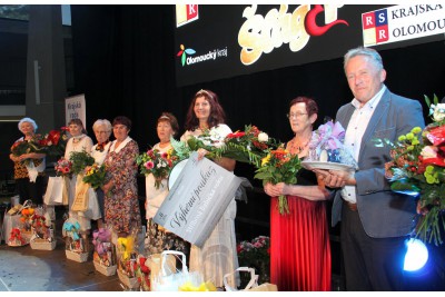 Babičkou roku je Marie Rozmanová. Porotu i diváky nadchla svou ohebností při cvičení jógy