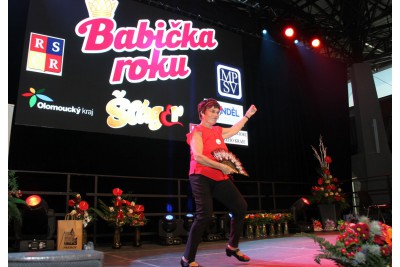 Babičkou roku je Marie Rozmanová. Porotu i diváky nadchla svou ohebností při cvičení jógy