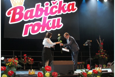 Babičkou roku je Marie Rozmanová. Porotu i diváky nadchla svou ohebností při cvičení jógy