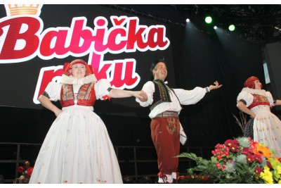 Babičkou roku je Marie Rozmanová. Porotu i diváky nadchla svou ohebností při cvičení jógy