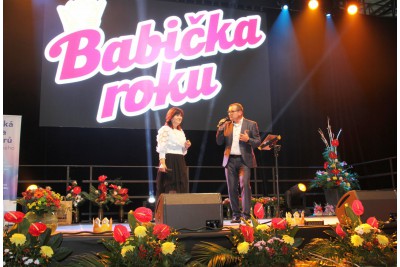 Babičkou roku je Marie Rozmanová. Porotu i diváky nadchla svou ohebností při cvičení jógy