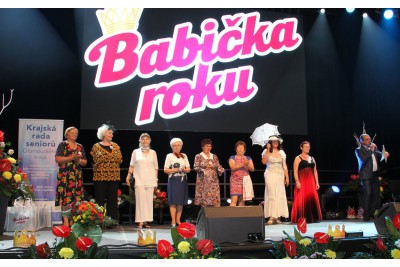 Babičkou roku je Marie Rozmanová. Porotu i diváky nadchla svou ohebností při cvičení jógy