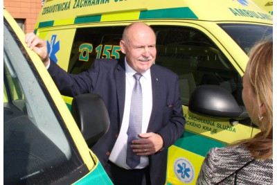Nové sanitky pro záchranáře. Kraj završil tříletý proces obnovy jejich vozového parku
