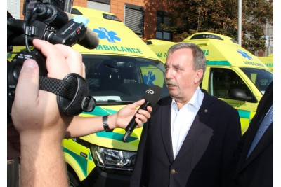 Nové sanitky pro záchranáře. Kraj završil tříletý proces obnovy jejich vozového parku