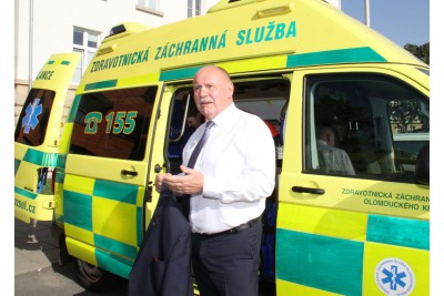 Nové sanitky pro záchranáře. Kraj završil tříletý proces obnovy jejich vozového parku