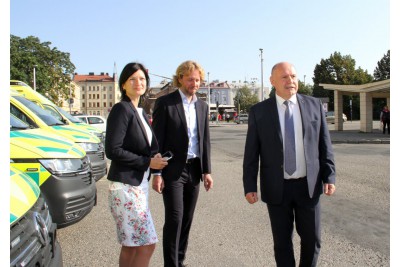 Nové sanitky pro záchranáře. Kraj završil tříletý proces obnovy jejich vozového parku