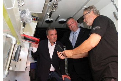 Nové sanitky pro záchranáře. Kraj završil tříletý proces obnovy jejich vozového parku