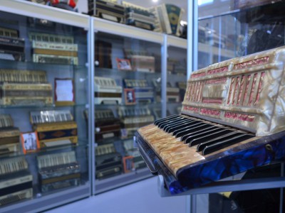 V Litovli se otevřelo Muzeum harmonik