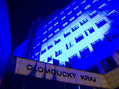 Krajský úřad Olomouckého kraje svítil modře. Upozornil na předsednictví Česka v Radě EU
