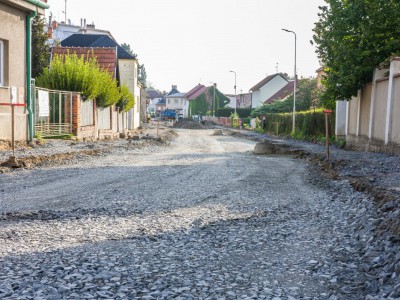 Oprava silnice v Dřevohosticích úspěšně pokračuje