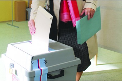 Z auta nebo do zvláštní přenosné schránky. Hlasovat ve volbách můžete i navzdory karanténě či izolaci kvůli covid-19 (ilustrační foto) 