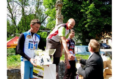 bozenovsky-cyklomaraton-foto-ondrej-kubica-002-vyhlaseni-vitezu-ceny-predava-starosta-zabrehu-frantisek-john.jpg