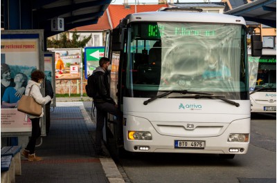 Veřejná doprava bude dál jezdit v prázdninovém režimu