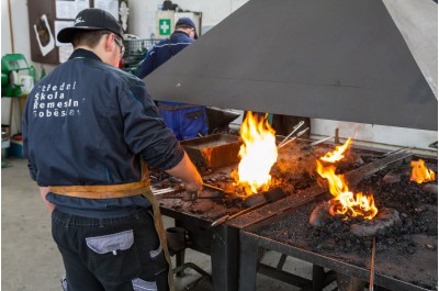 Na Jesenicku soutěžili umělečtí řemeslníci. Zněla přitom kovadlina a šlehal oheň