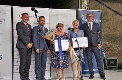 Zlatá stuha a titul Vesnice Olomouckého kraje roku 2022 zdobí Slatinice