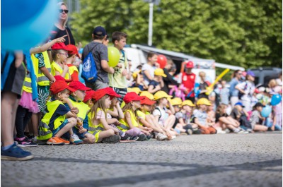 Tisíc dětí přišlo oslavit svůj den před budovu kraje