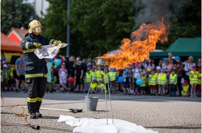 Tisíc dětí přišlo oslavit svůj den před budovu kraje