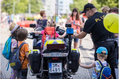 Tisíc dětí přišlo oslavit svůj den před budovu kraje