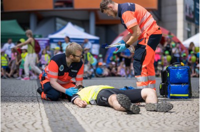 Tisíc dětí přišlo oslavit svůj den před budovu kraje