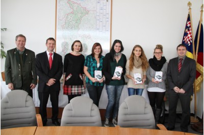 Předávání tabletů autorkám vítězných esejů o budoucnosti nakládání s odpady