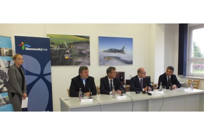 Premiér Sobotka zahájil sněm Svazu měst a obcí v Olomouci, při návštěvě regionu podpořil vznik průmyslové zóny v Bochoři