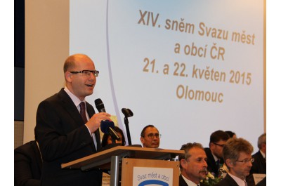 Premiér Sobotka zahájil sněm Svazu měst a obcí v Olomouci, při návštěvě regionu podpořil vznik průmyslové zóny v Bochoři