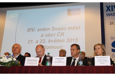 Premiér Sobotka zahájil sněm Svazu měst a obcí v Olomouci, při návštěvě regionu podpořil vznik průmyslové zóny v Bochoři
