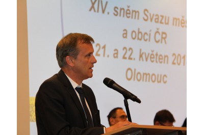 Premiér Sobotka zahájil sněm Svazu měst a obcí v Olomouci, při návštěvě regionu podpořil vznik průmyslové zóny v Bochoři