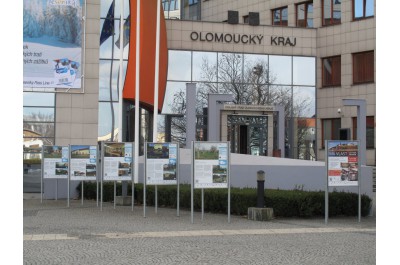 Výstava Má vlast cestami proměn 2015 doputovala před Krajský úřad Olomouckého kraje