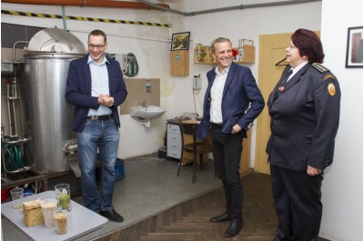 Hejtman Rozbořil chmelil pivní speciál. Svatým Floriánem pokřtí knihu o dobrovolných hasičích