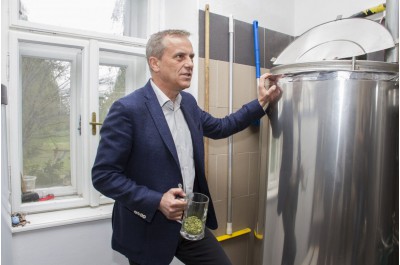 Hejtman Rozbořil chmelil pivní speciál. Svatým Floriánem pokřtí knihu o dobrovolných hasičích
