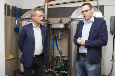 Hejtman Rozbořil chmelil pivní speciál. Svatým Floriánem pokřtí knihu o dobrovolných hasičích