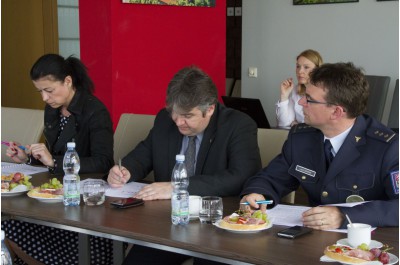 Zasedala Bezpečnostní rada Olomouckého kraje. Řešila například propagaci složek integrovaného záchranného systému