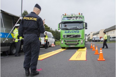 Poprvé v terénu. Speciální policejní auto, které koupil Olomoucký kraj, nasazeno při dopravně bezpečnostní akci v Kocourovci