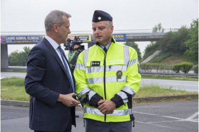 Poprvé v terénu. Speciální policejní auto, které koupil Olomoucký kraj, nasazeno při dopravně bezpečnostní akci v Kocourovci