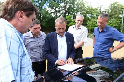 Obce na Prostějovsku, které trápí nadměrná doprava, navštívil hejtman Rozbořil. Starostům předložil řešení