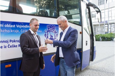 Olomoucký kraj daroval partnerskému regionu Vojvodina autobus. Využije ho česká komunita žijící v Srbsku