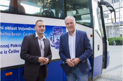 Olomoucký kraj daroval partnerskému regionu Vojvodina autobus. Využije ho česká komunita žijící v Srbsku