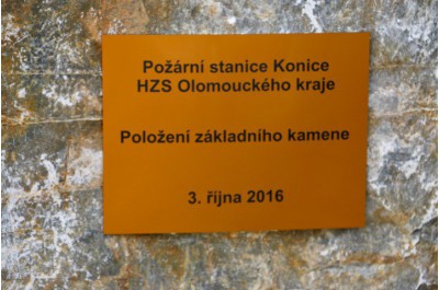 Slavnostním poklepáním základního kamene začala v Konici výstavba nové požární stanice