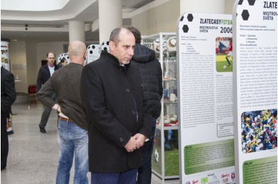 Fotbal v kontextu doby. Výstavu s tímto názvem zahájil hejtman Oto Košta a jeho náměstek František Jura