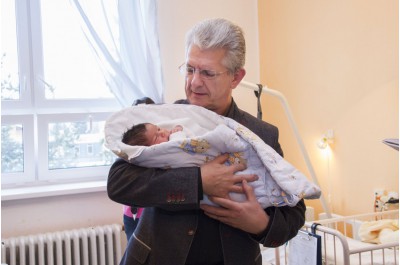 Hejtman Košta obdaroval první dítě Olomouckého kraje roku 2017