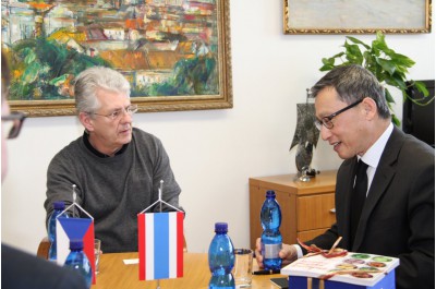 Olomoucký kraj navštívil velvyslanec Thajského království. Setkal se s hejtmanem Koštou