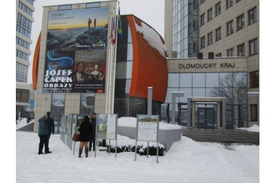 Výstava Má vlast cestami proměn 2016 doputovala před zasněžený Krajský úřad Olomouckého kraje