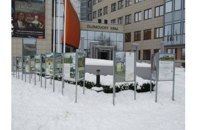 Výstava Má vlast cestami proměn 2016 doputovala před zasněžený Krajský úřad Olomouckého kraje