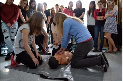 Tým anesteziologicko-resuscitačního oddělení Nemocnice Prostějov přiblížil studentům základy první pomoci